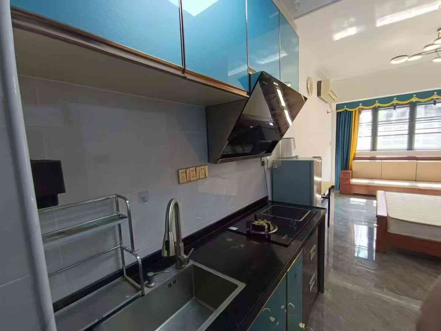 新县城外国语学校旁铁汉华瀚林公寓 1房1厅1卫1阳台 可用明火 拎包入住 押二付一 一年起租 租金1100元／月包物业和宽带 有钥匙看房 