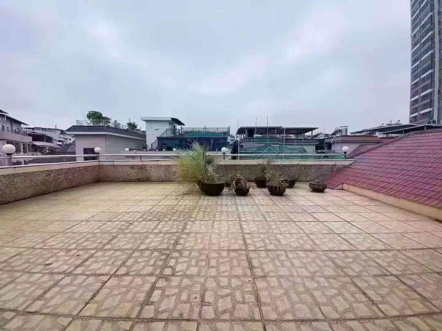 华侨城卜蜂莲花侧别墅区三层半带花园 6房4厅5卫2主卧占地170平方 建筑面积430平方 闹中带静 车辆停车出入方便 带一车库 过户便宜 售298万生哥 