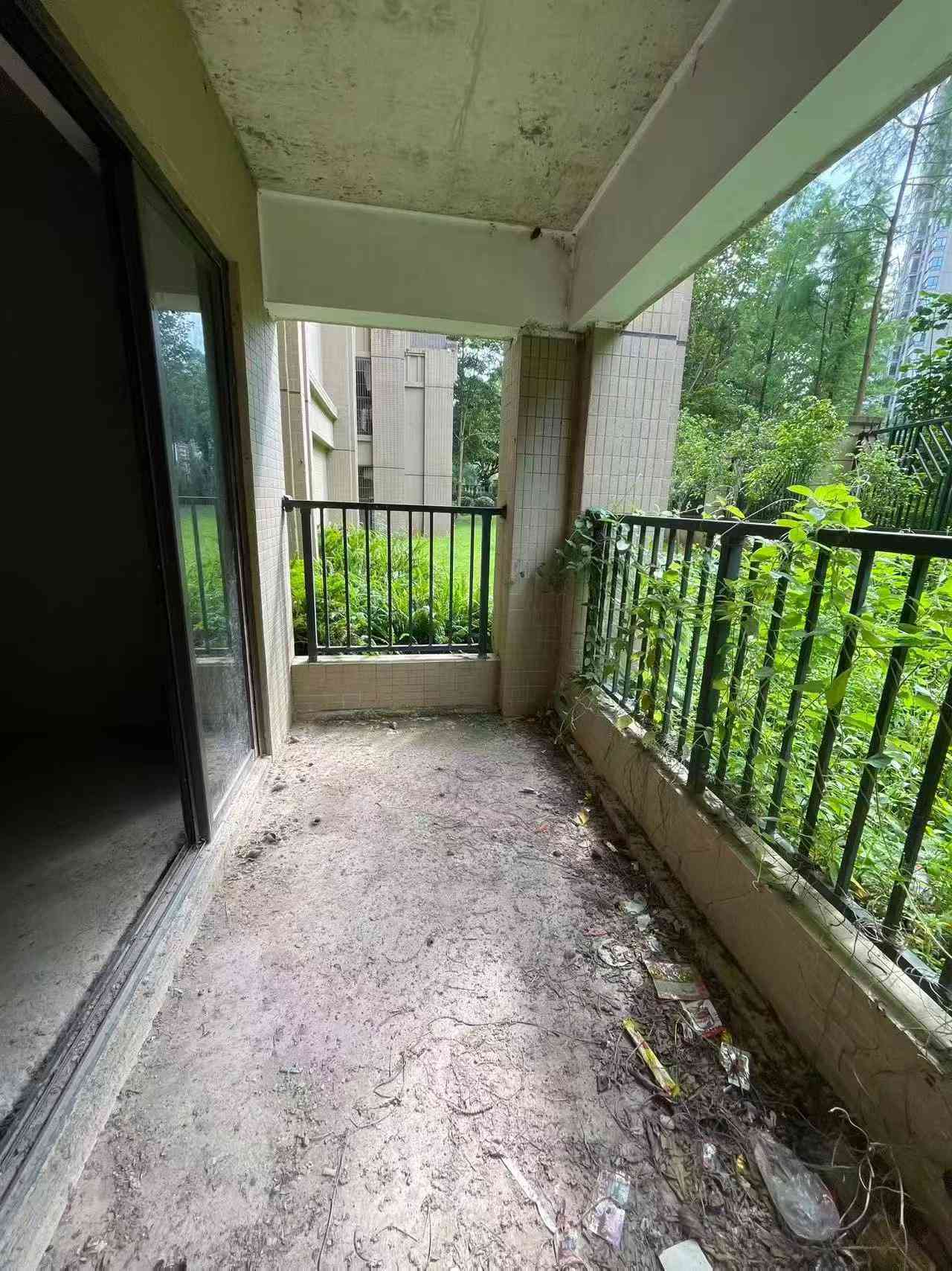 9/平买富力城四期 想找带花园的客户看过来富力城四期 D区 D5-104房 证130平+30平花园 大四房两厅两卫带入户花园+超大独用花园 南北通透户型 毛坯 售56.8万（小刀） 随时可看 