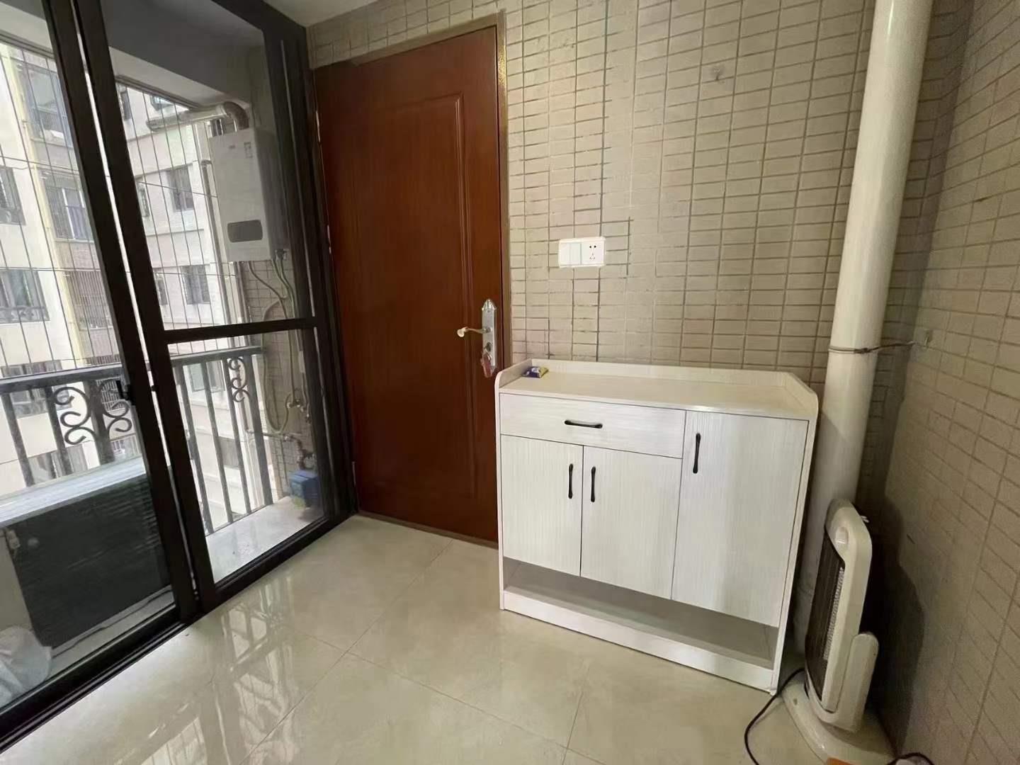 新县城铁汉华翰林公寓 中高楼层 家私家电齐全 拎包入住 一年起租 押二付一 大小区环境好 租1300元/月（包物业费）密码看房