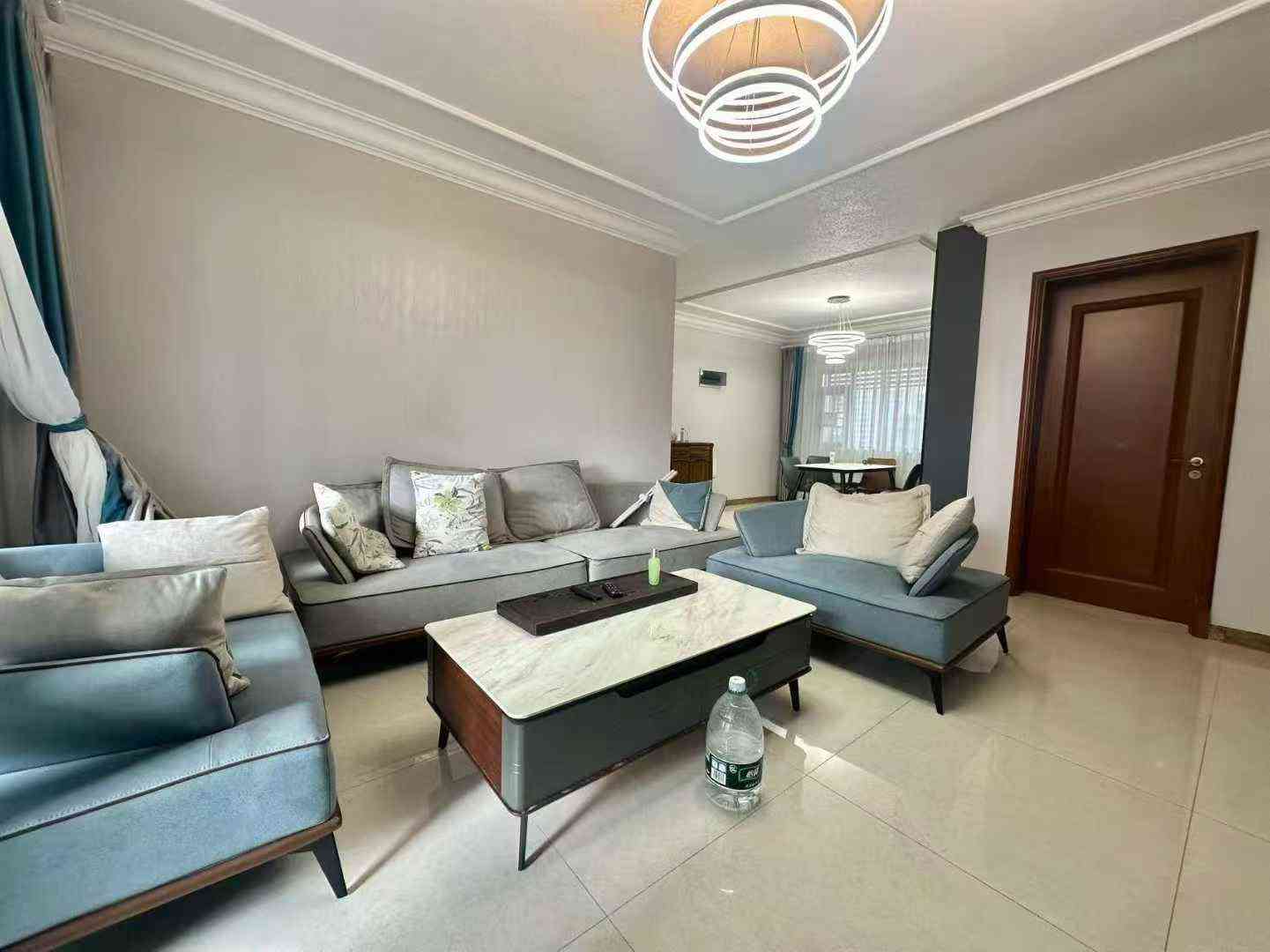 【小区】恒大二期【楼层】中高楼层【面积】161平方【价格】2500月包物业费【户型】4房两厅两卫【家电】全新高档定家私【亮点】全新装修少住人 保养好 押二付一 一年起租 涂