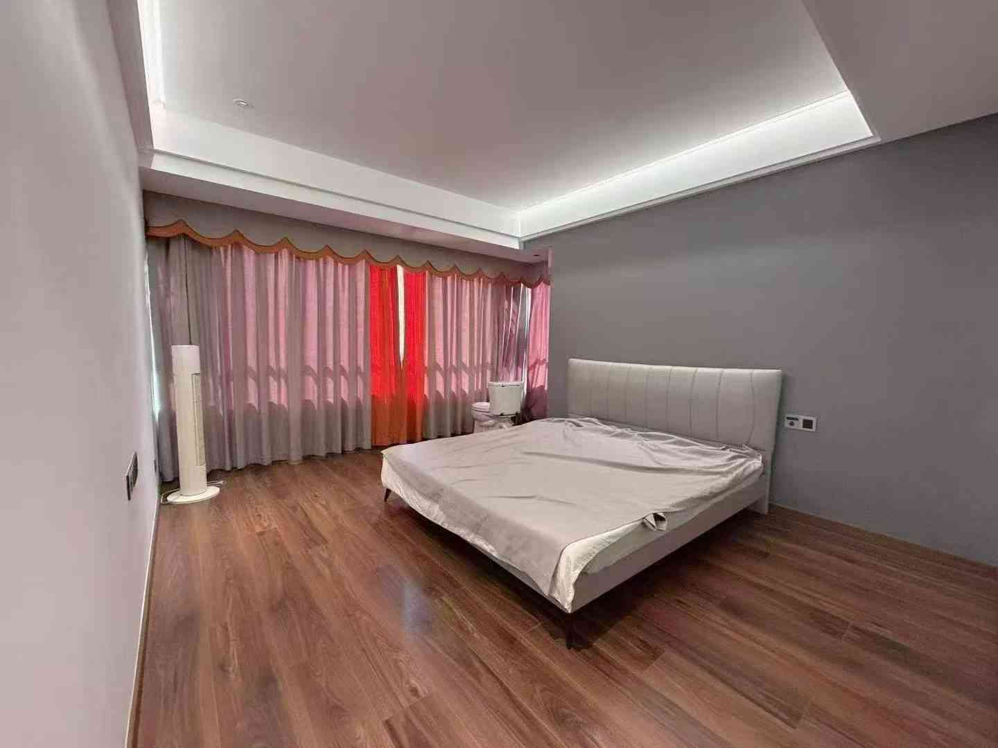 芹洋观邸户型 业主精心装修少住人 保养十分好 3房2厅2卫 131平方 南向阳台 全屋大通铺 品牌装修 开放式厨房 带家私家电 房东诚售109.8万 看房方便 