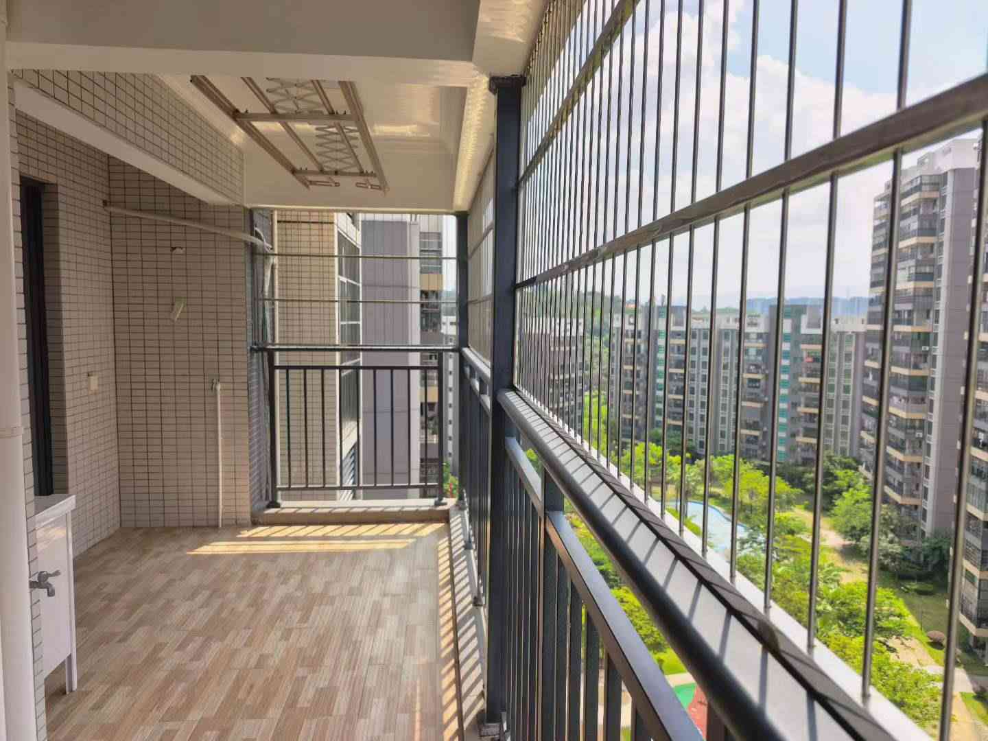 东山学校侧状元府精装3房拎包入住69.8万不议价首付5万左右 江北东山学校侧状元府 3栋1303 3房2厅2卫 123平 精装修 未住人 带家私家电 过户便宜 密码看房
