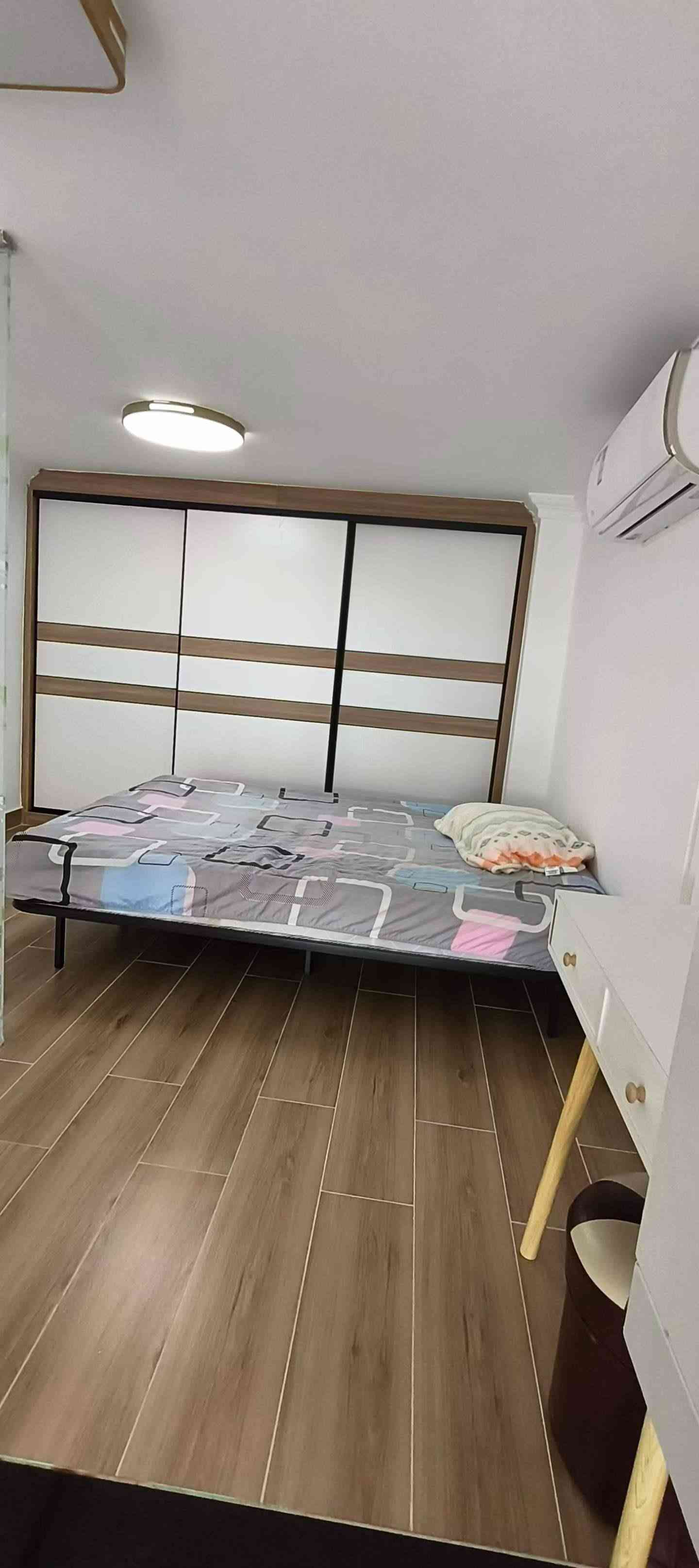新县城/粤东医院附近梅花又一城 中间楼层复式公寓东南向1房1厅1卫 豪华装修 约40平家私家电齐全 拎包入住售26.8万