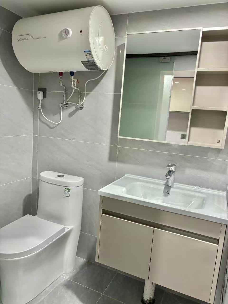 梅花又一城出租房新县城粤东医院旁 梅花又一城复式公寓 二房二厅一卫 望整个花园 家私家电全齐 拎包入住 装修十分靓租1500元/月 押二付一 密码看房