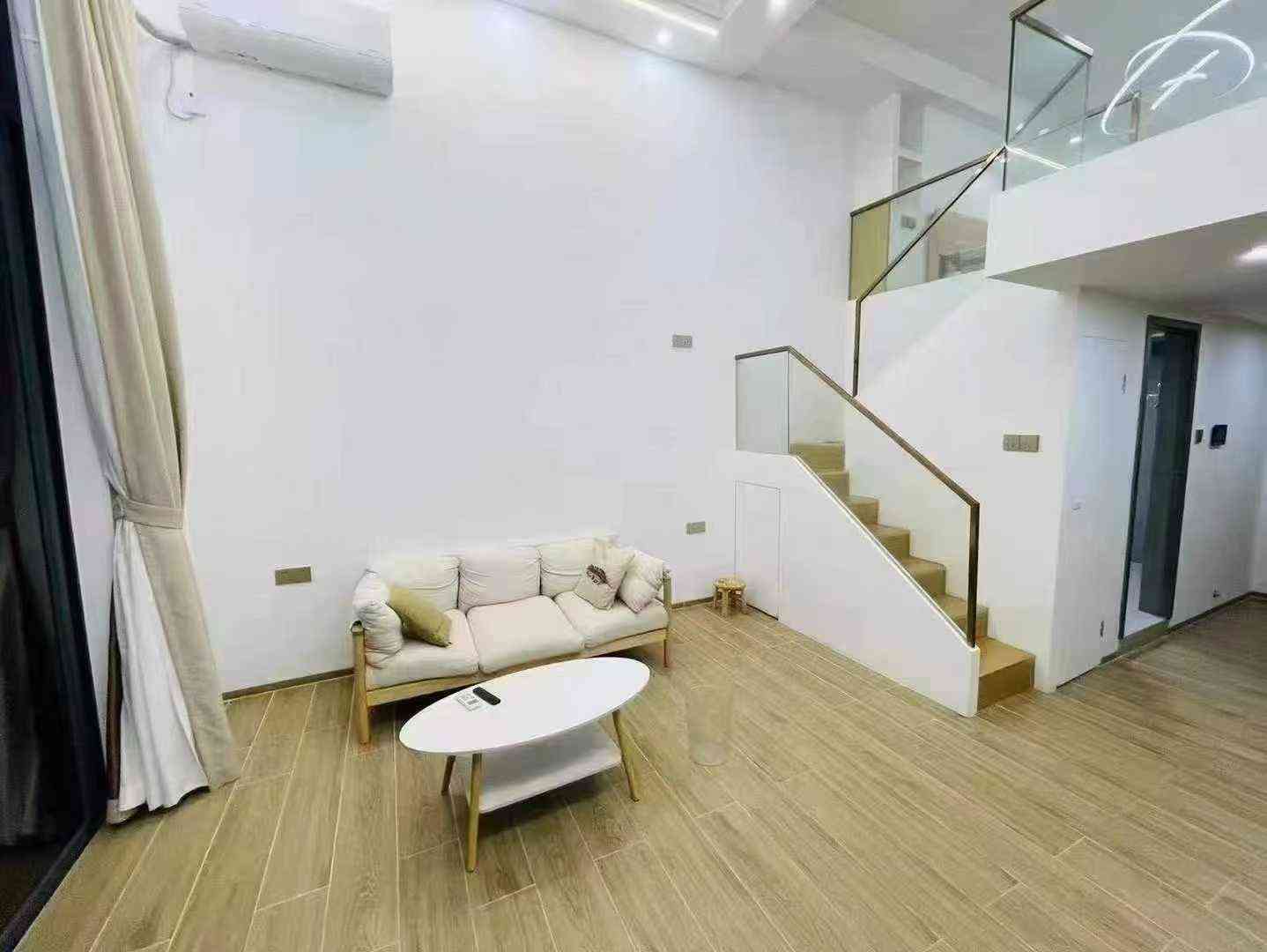 佰耀出租东山中学附近 东山新天地 复式1房 中高楼层 家私家电齐全 拎包入住 租金1700一个月 