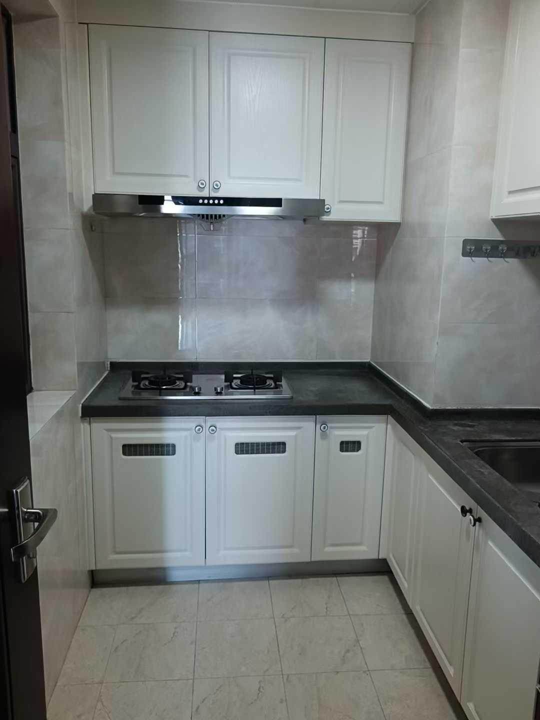 富力城一期电梯中间楼层 光线十分好 3房2厅2卫1阳台带入户花园 全屋家私电器齐全 采光视野十分靓 拎包入住 月租1500元（包物业费）有钥匙方便看