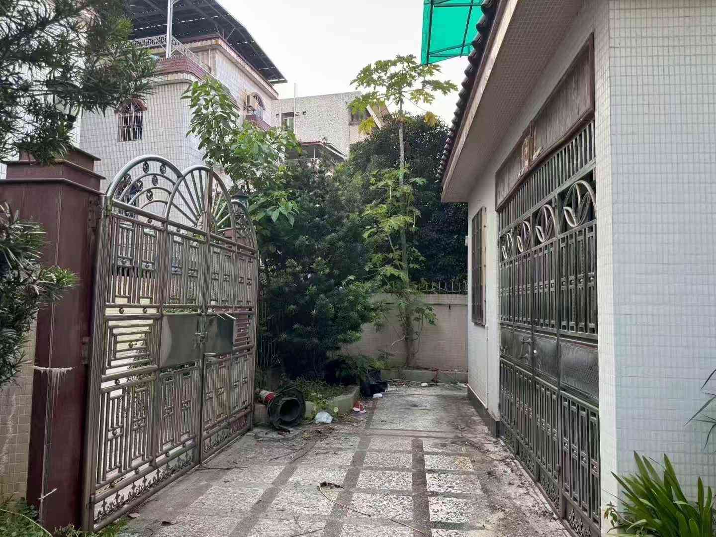 急租 2500元 独栋别墅出租《别墅出租》华侨城科技路附近别墅区 占地400平方带花园 共8房3厅 拎包入住 环境优美 车辆出入方便 门口可停3部车 一楼1房1卫 2厅 一厨房 一车库 二楼1大厅 2
