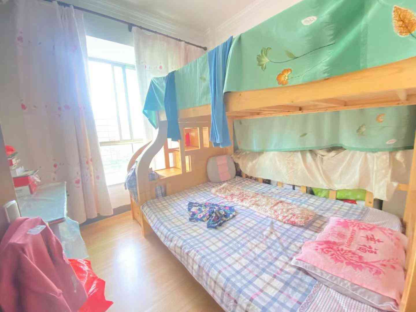 《旺贵花园》步梯3房新县城人民广场附近旺贵花园 步梯中间楼层（加装电梯协商中） 大3房2厅2卫2阳台 101平 精装修保养好 带一杂间 诚售38万