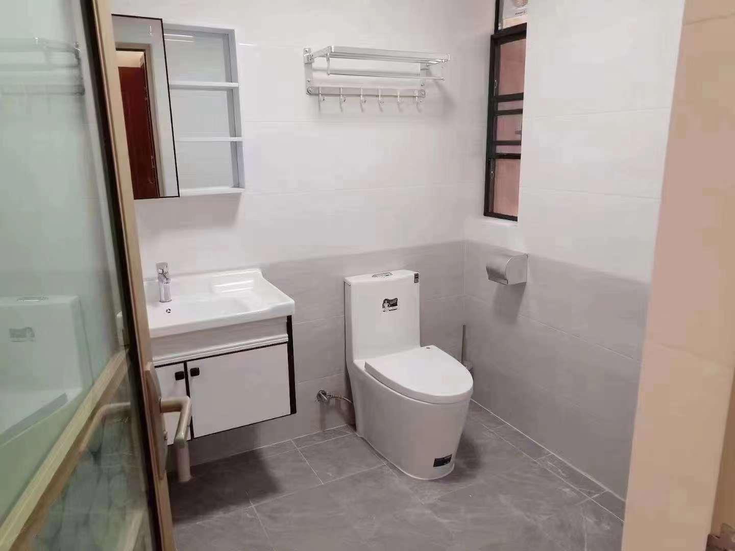 园电梯3房出租（有二套）新县城外国语旁 电梯中高靓楼 3房2厅2卫 豪华装修 家私家电齐全 拎包入住 押二付一 一年起租 月租2100元/月 