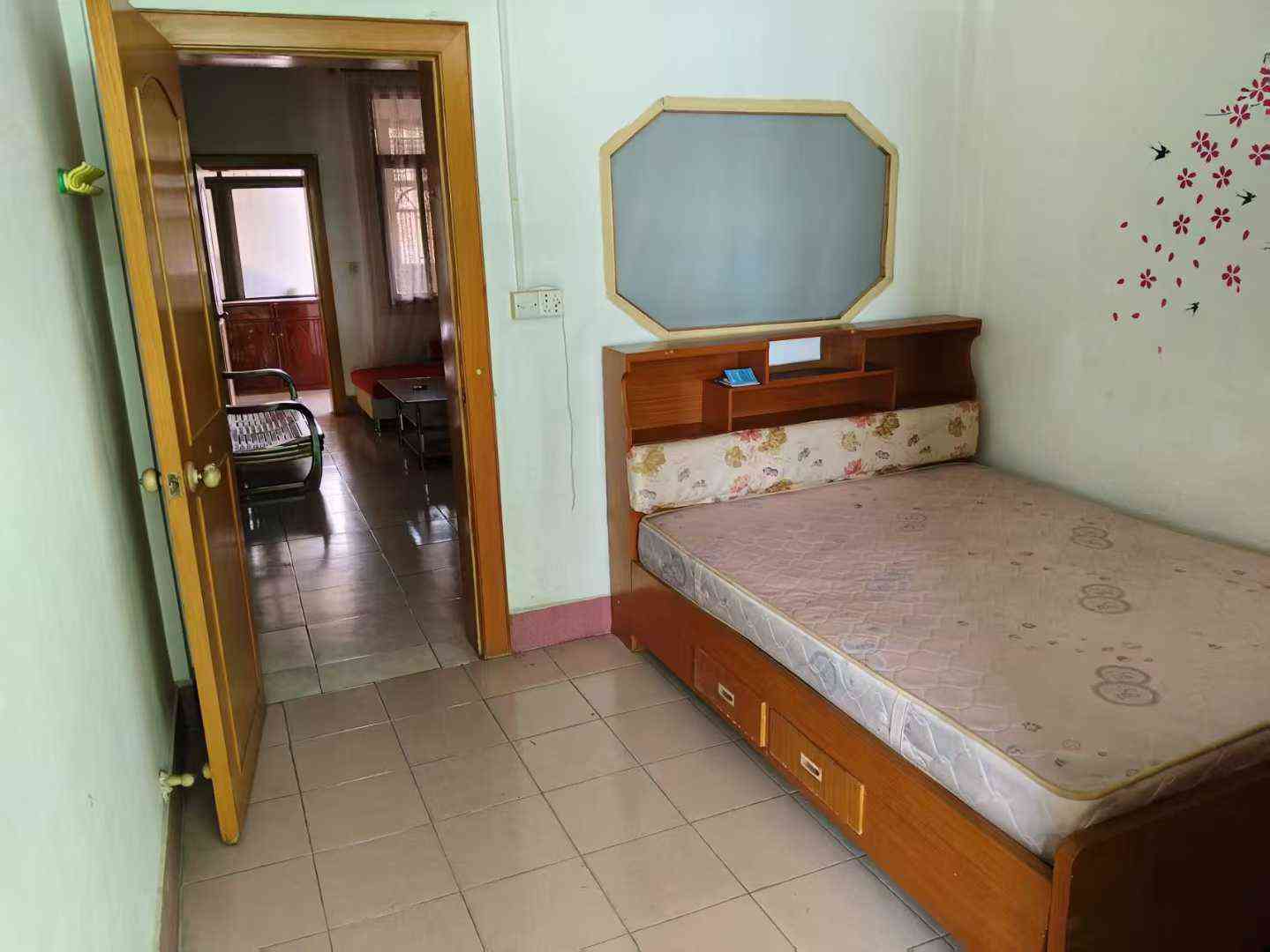 十分便宜出租 江南龙坪小学侧 供电局宿舍步梯靓楼层 三房两厅一卫 家私家电齐全(全新空调和热水器) 有内院停车方便 押二付一一年起租 月租金600元 