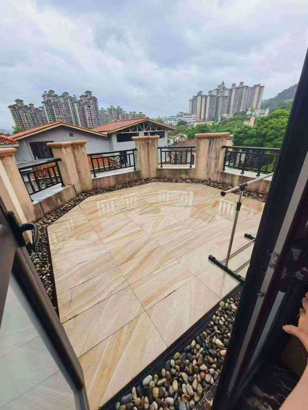 豪华别墅可售可出租梅州客天下圣山湖独栋豪华别墅 大小区管理一流 5A级别旅游风景区 占地面积800平方 建筑面积550平方 花园300平方 共5层（含地下室）7房4厅5卫3阳台 有电影院 健身房 门坪