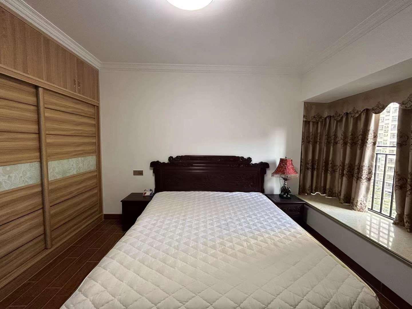 东山中学侧，状元府电梯，两房一厅，拎包入住，家私电器齐全，押二付一