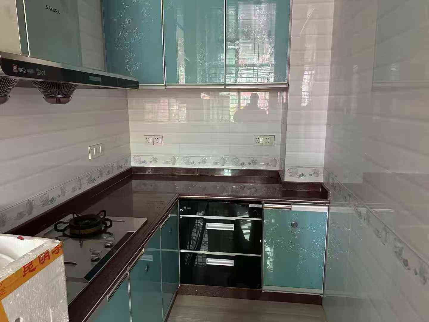 江南梅水路鸿都小学学区归读一品物业大社区 电梯中低层 带露台 面积140平 3房2厅2卫 装修清楚 拎包入住 出租2500元/月 押二付一 一年起租 有钥匙 看房方便 