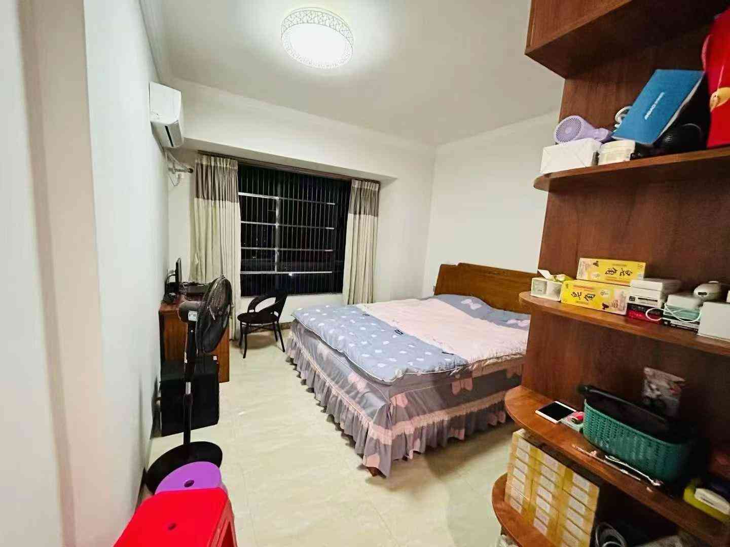 德兴小学学位房 东南向大4房 新县城人民广场人民南路圣豪园电梯靓楼层 大4房2厅2卫 约155平方 豪华装修送家私家电 拎包入住 红本在手 过户便宜 售88.8万