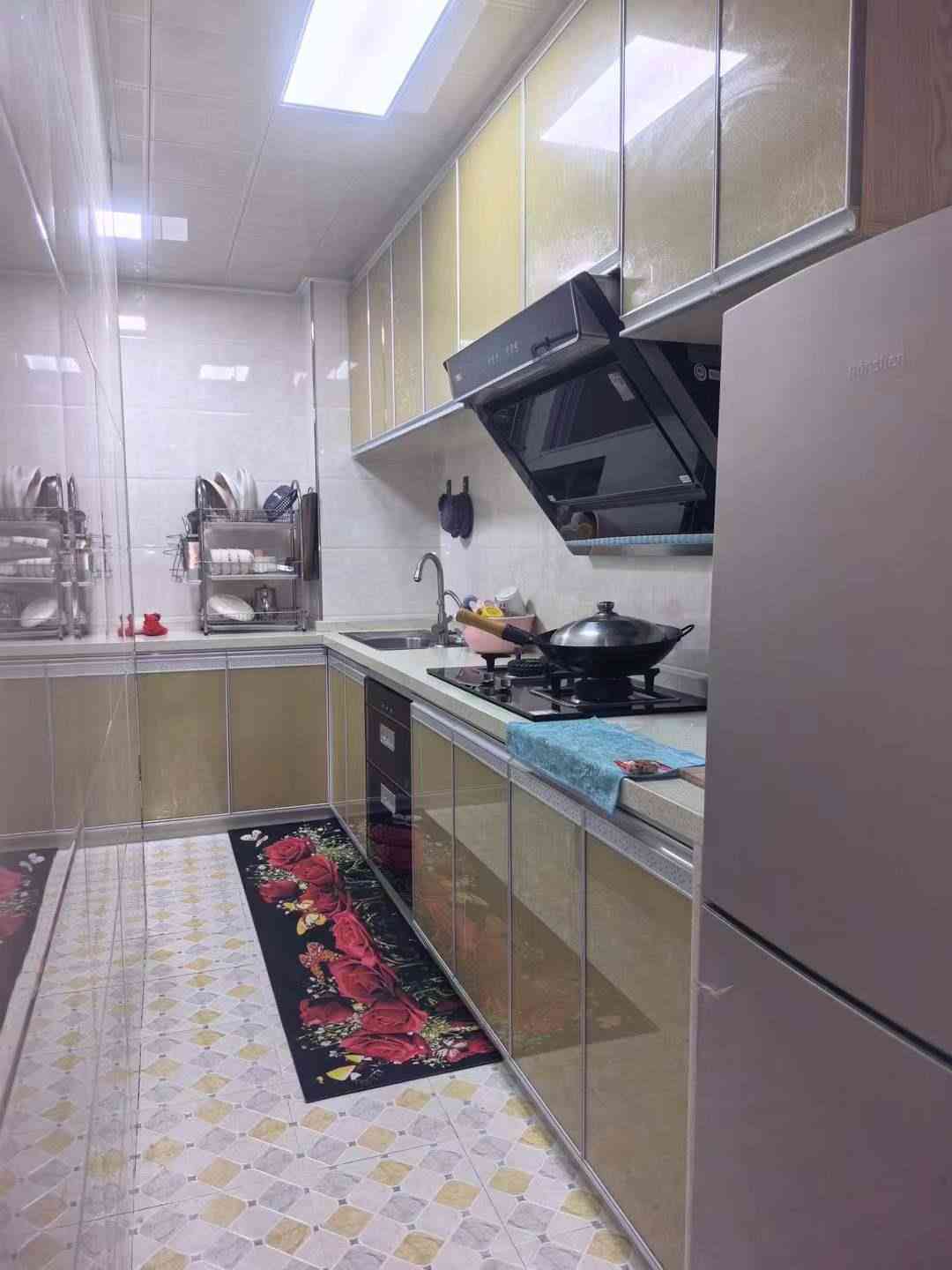 公园南路华侨中学对面 梅花金御小区 标准2房2厅2卫 家私家电齐全 租1680元/月 押二付一 一年起租 不能养宏物 