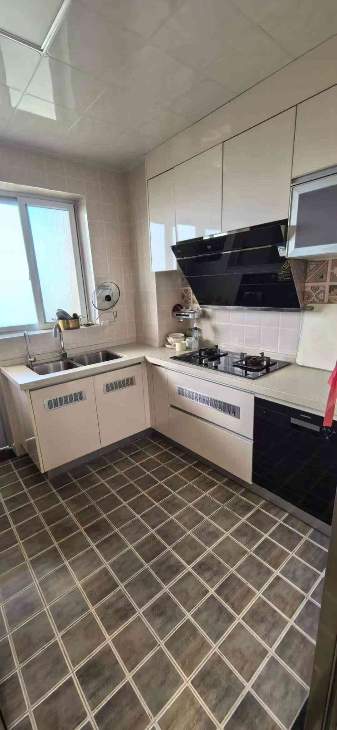 江南客天下圣山湖AB区 中层 精品房 140平 大3房2厅2卫 南向 阳光足 南北通透户型拎包入住 月租金2600元 近学校菜市场 生活便利 预约看房 