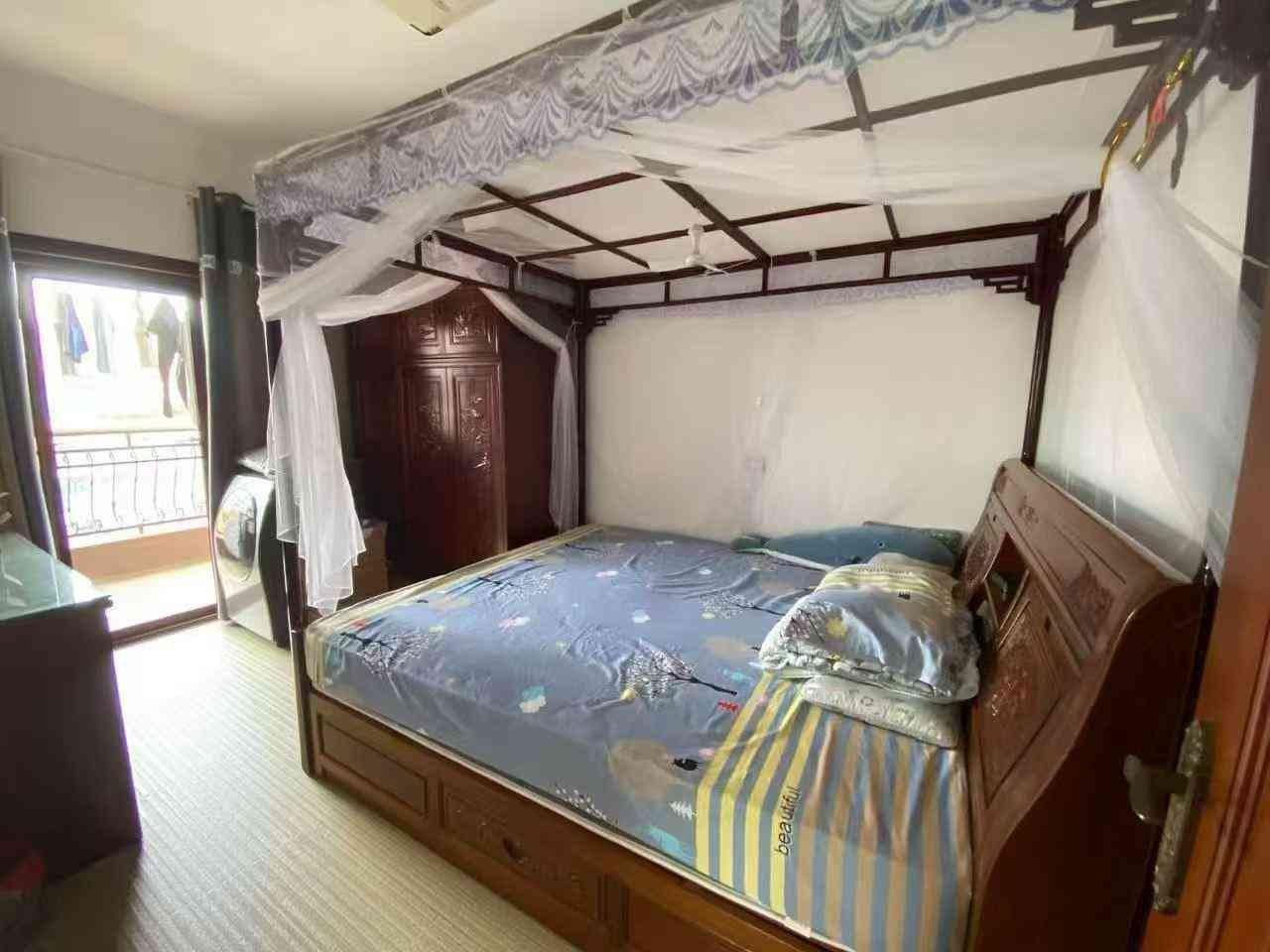 买房送车库扬光新县城新贵街华圆居小区 加装电梯高楼（直接到户） 高档装修空房出售 东南向证上158平方 4房2厅2卫2阳台 带车位售56.8万（小刀议价） 满五年过户便宜