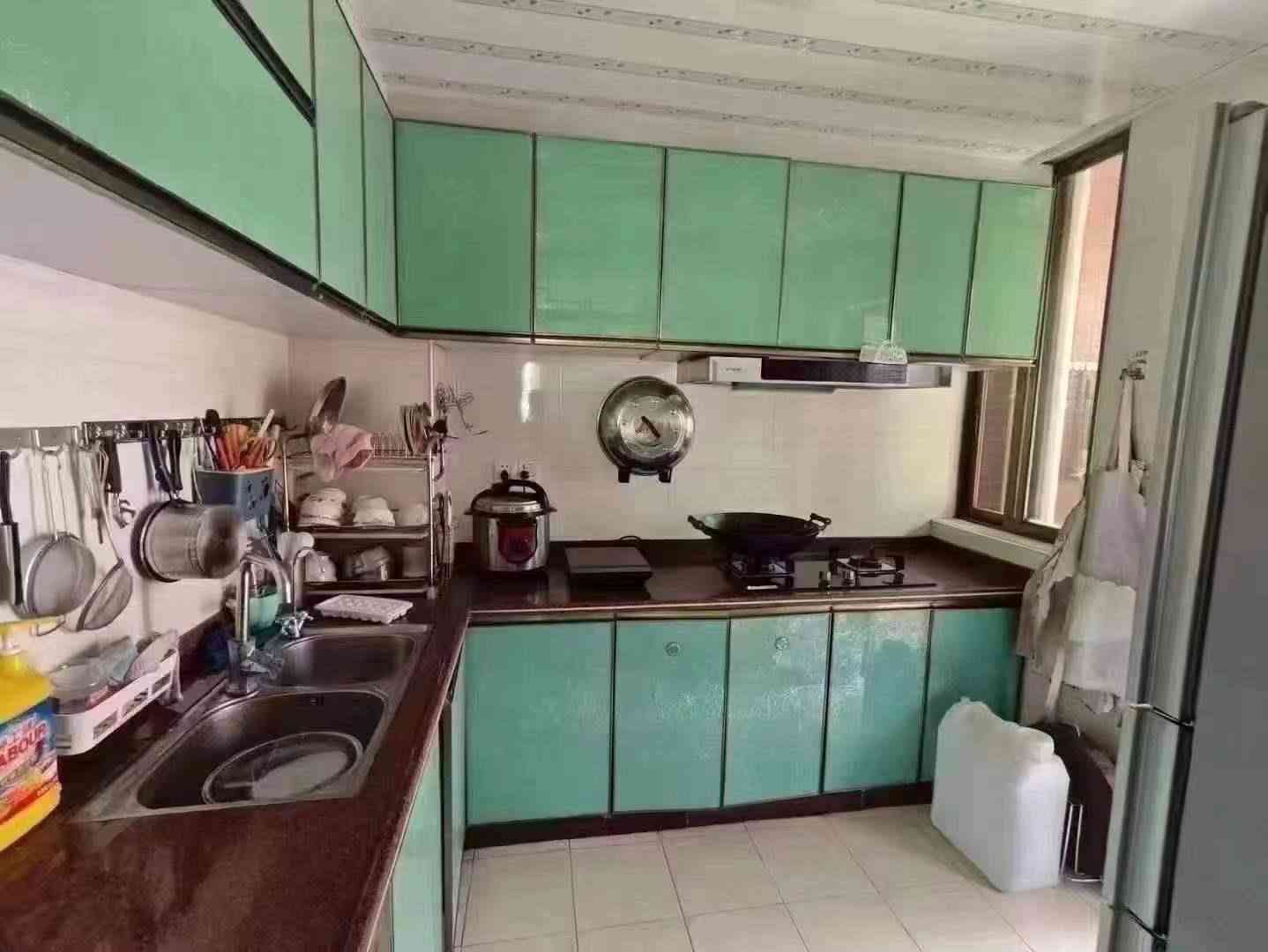 新县城程江小学附近 沟湖路华景美都大小区 电梯中高楼 3房2厅2卫 家私家电齐全拎包入住 一年起租 月租1500元 