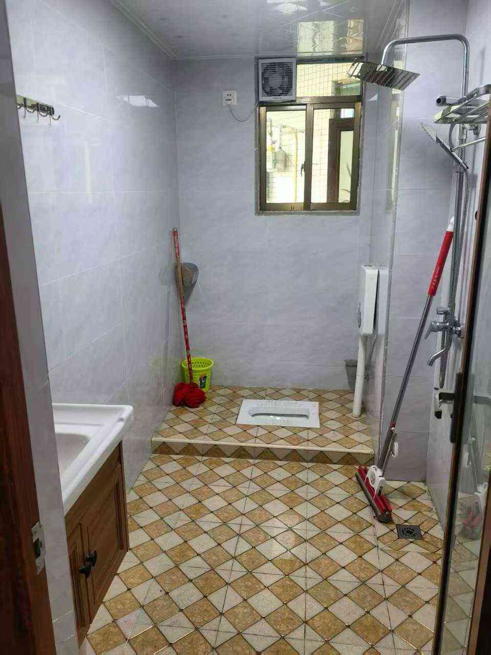 合和花园出租房新县城人民广场对面 合和花园电梯中高层 三房两厅两卫 拎包入住 租1800元（包物业） 方便看房嘉