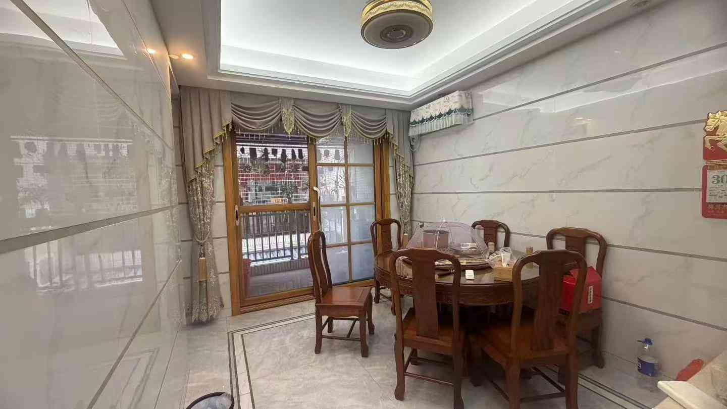 买房送有红本车库^_^送超大南向露台60平方大4房双主卧带部分家私家电拎包即住程江小学就在楼下 读书买菜方便 河堤散步方便定金当首付 兴江花园电梯标准3楼151平方 大4房2厅3卫 双主卧全新装修 客