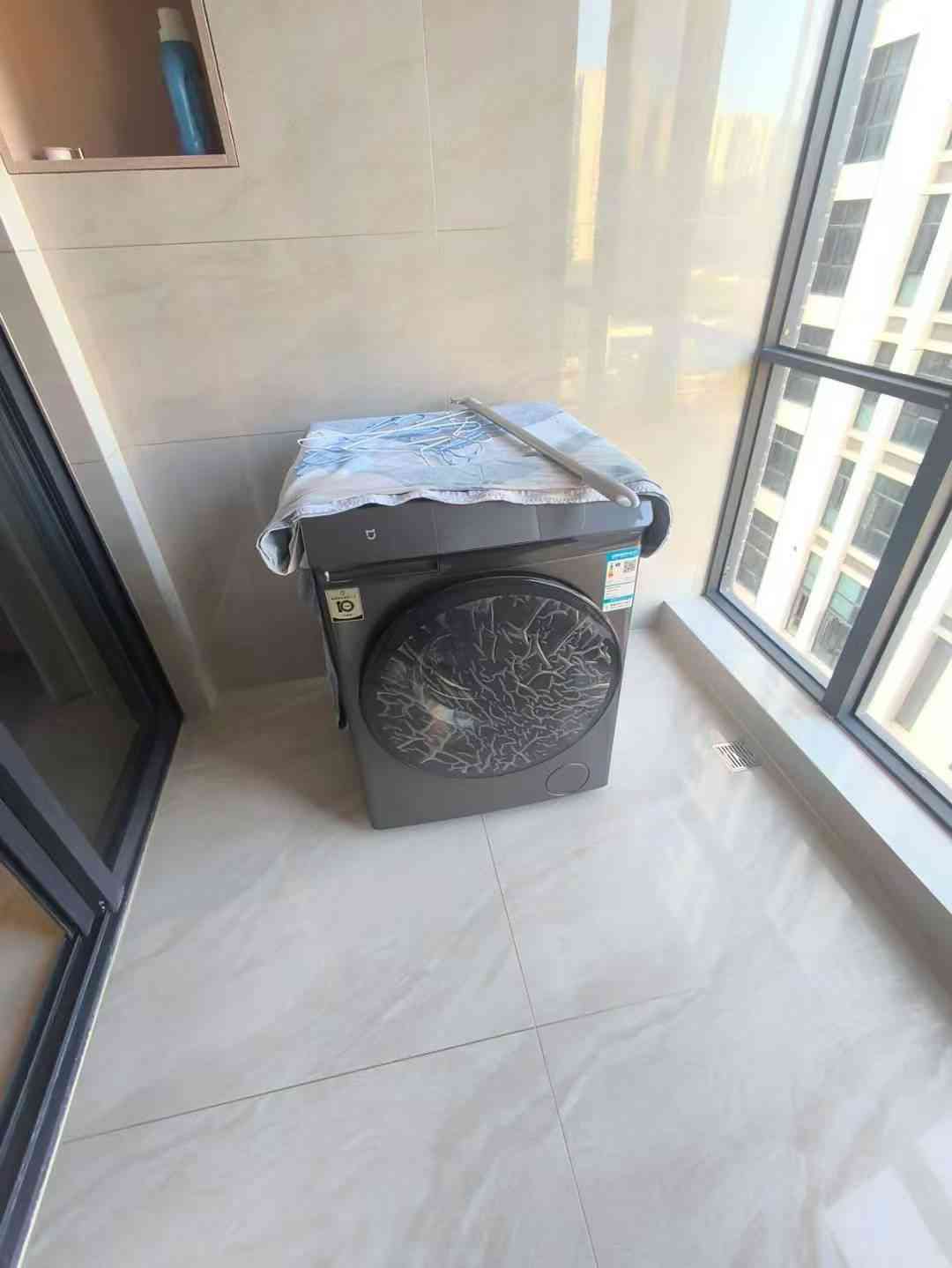 新县城欣悦国际中间楼层 1房1厅1阳台.出租1200元带家具家电拎包即住 