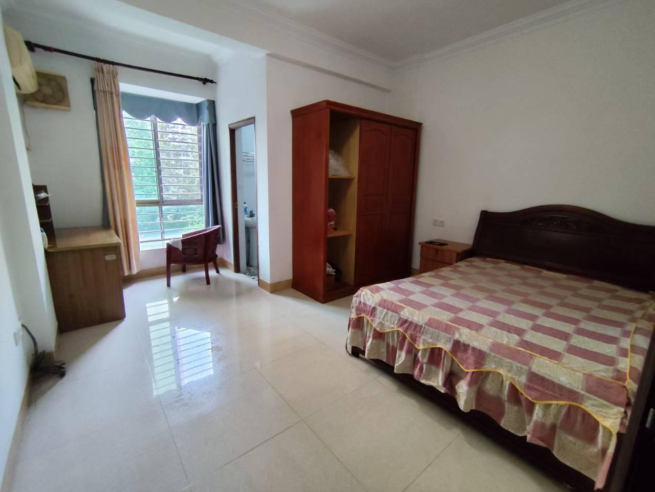 新县城人民广场出租3房新县城百怡苑步梯4楼 有小区 近德兴小学 120平3房2厅2卫双阳台带杂物间 带家私家电齐全 拎包入住 一年起租 押二付一 租1300元/月 有钥匙方便看