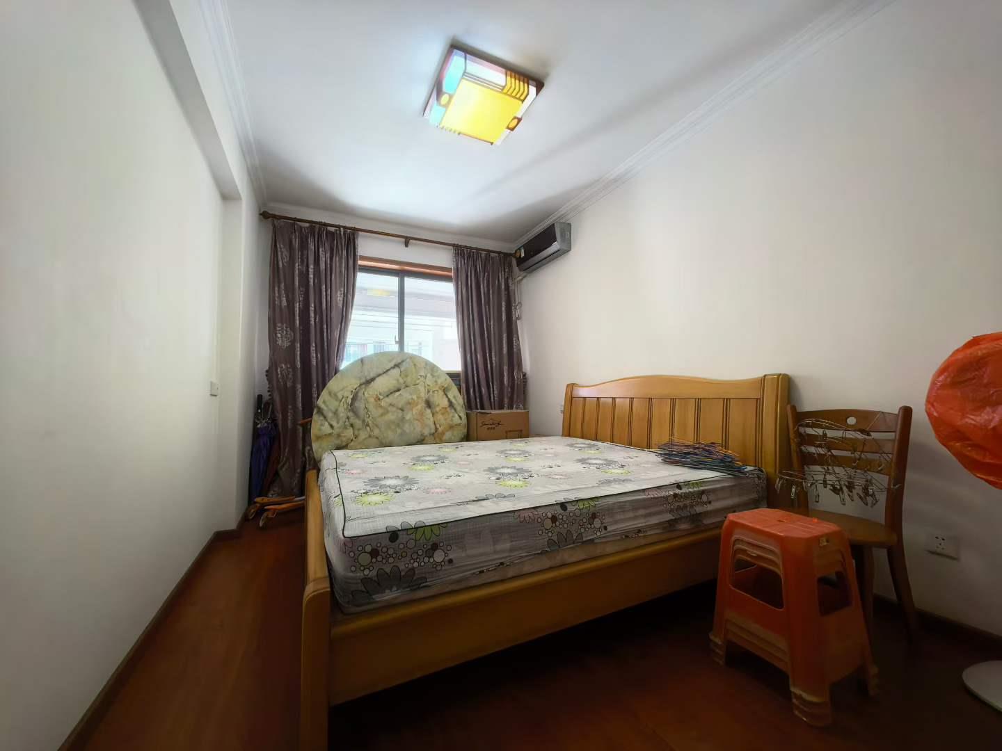 鸿都小学学区房《鸿都帝景湾》南向 大四房二厅 花园中 主家装修保养靓 拎包入住 租3500元每月 