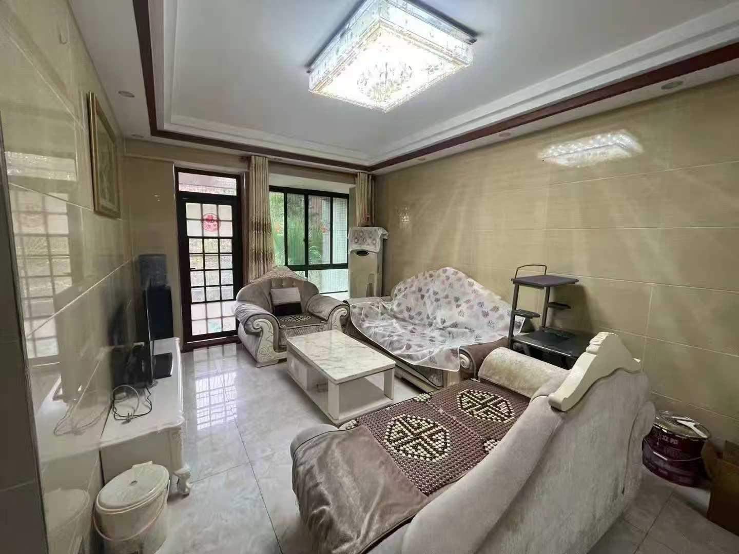 新县城桃源小镇3楼2房2厅1卫 带家私家电 拎包即住 一年起租 1400元/月 