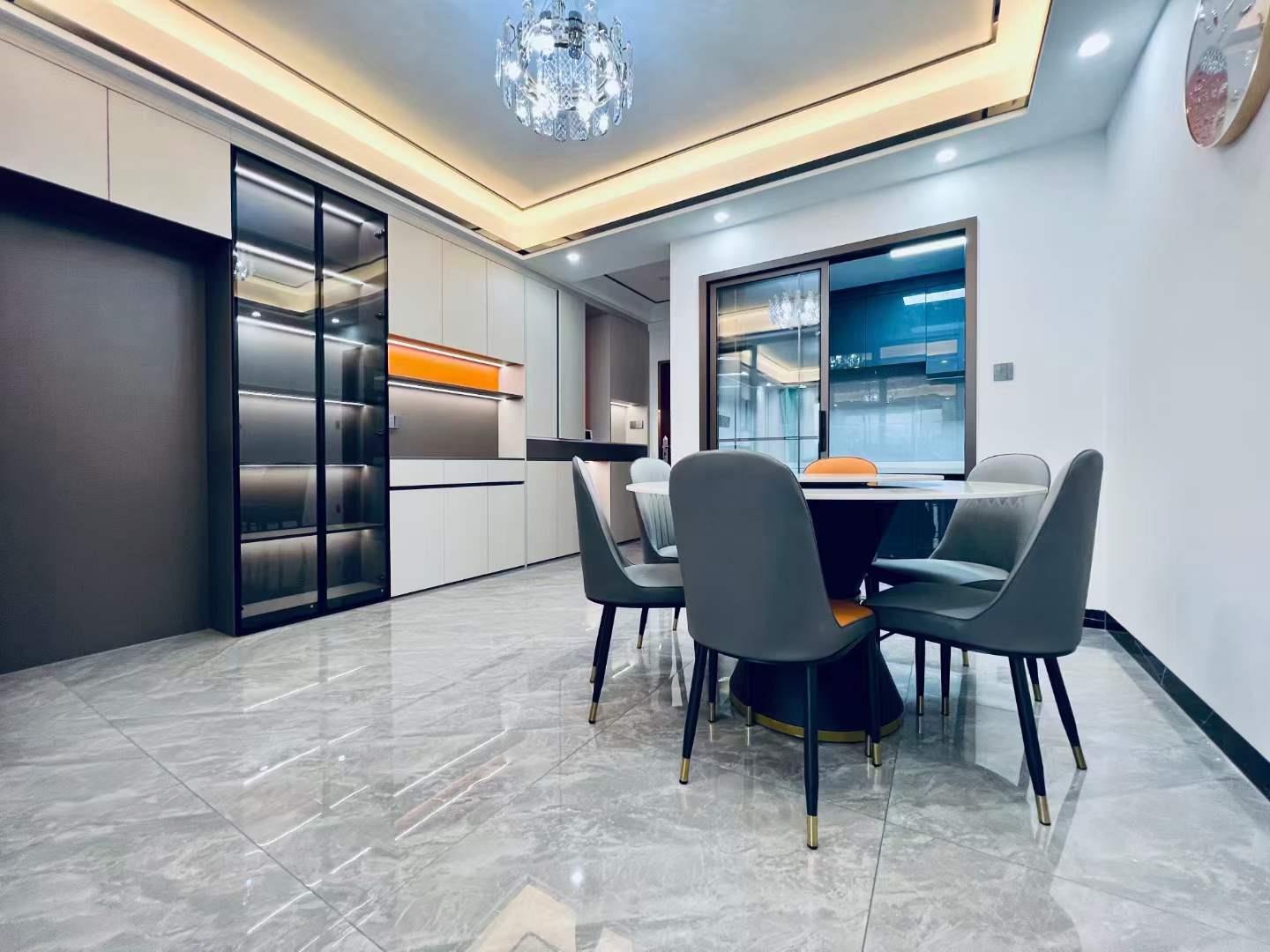 新县城天虹购物中心锦绣天钻D8栋17楼2房东南朝向 现代极简混搭风  放价1100元 