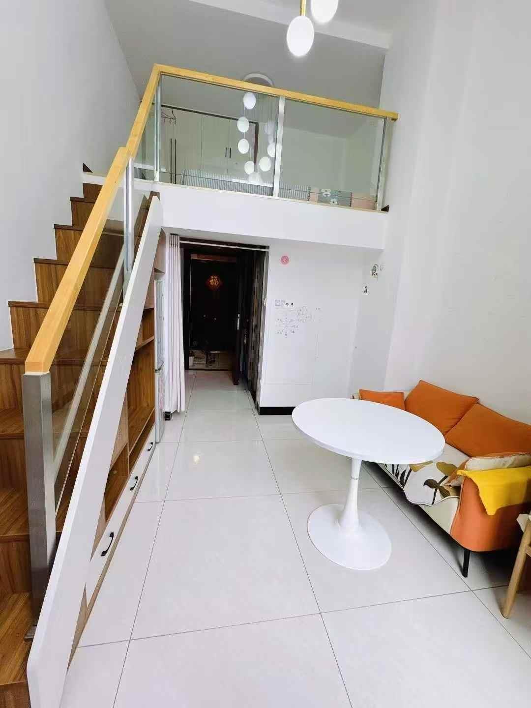 出租梅县碧桂园复式公寓房 证上32平方 实用面积约53平方 中档装修带家私家电 指纹密码锁 租1100元/月（包物业）