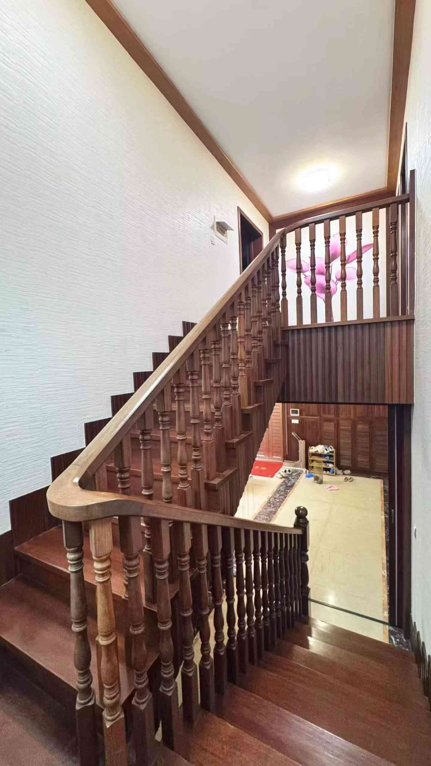 新县城复式豪宅哪里找？宜居·桃源小镇5房238万新县城富人别墅区宜居·桃源小镇复式豪宅（上下2层） 全屋菠萝格红木装修 5房3厅5卫3阳台 带100平方左右环形大露台 证306平方 东南向 适合大户人