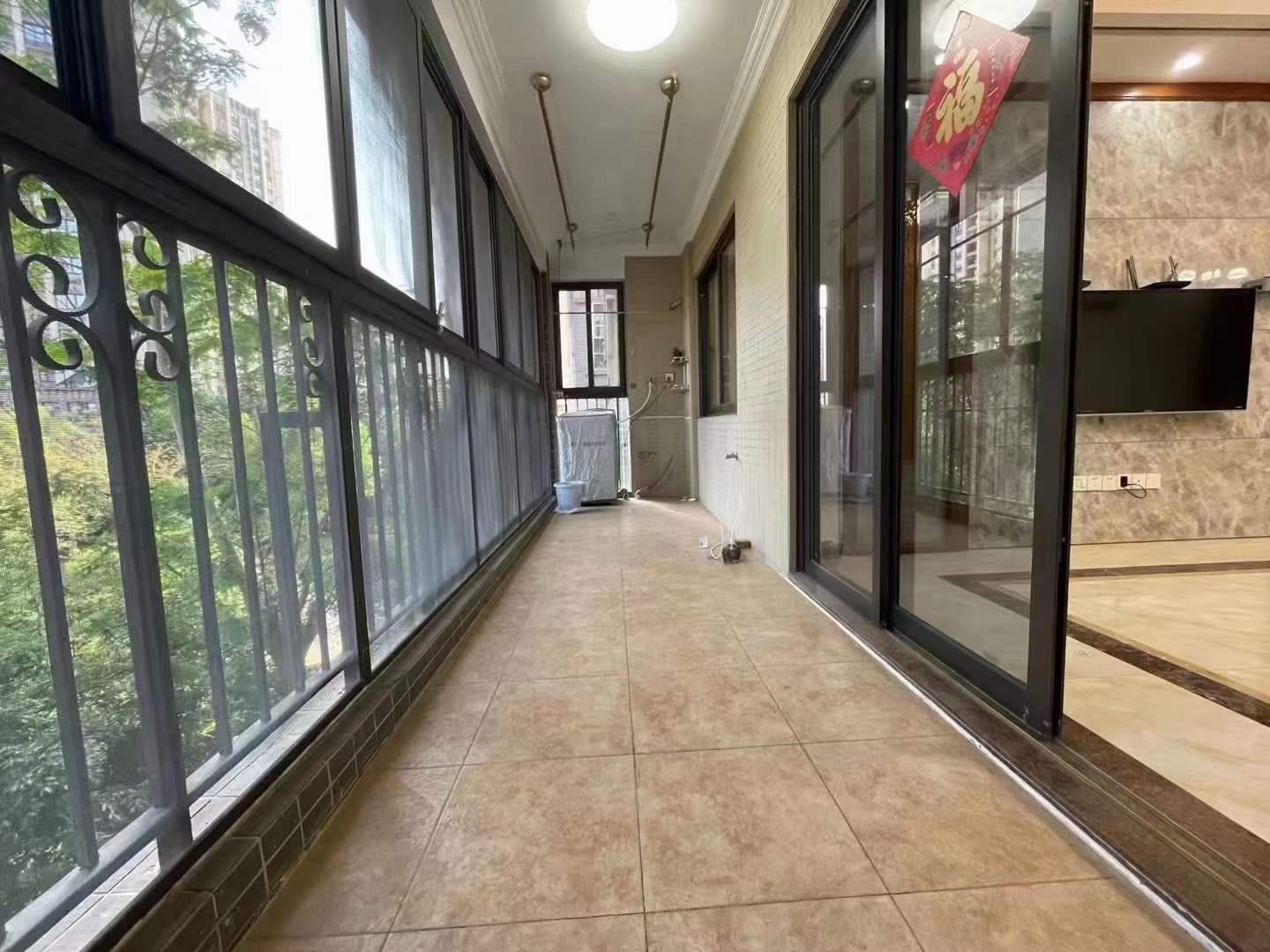 出租 梅县碧桂园 电梯高层25楼（非顶楼） 4房2厅2卫 面积约145平方 大社区与外国语名校相邻 南北通透 精装修 诚意出租 租金1500元/月 押二付一 一年起租  随时