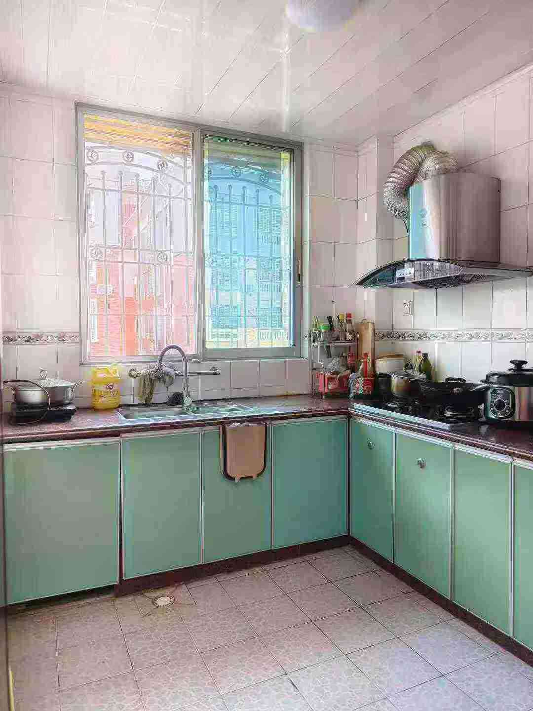 新县城新民小学学区 扶贵市场附近 五洲花园步梯5楼 3房2厅2卫双阳台 约130平 西南向 保养好 送杂间.一口价41.8万（不议价） 