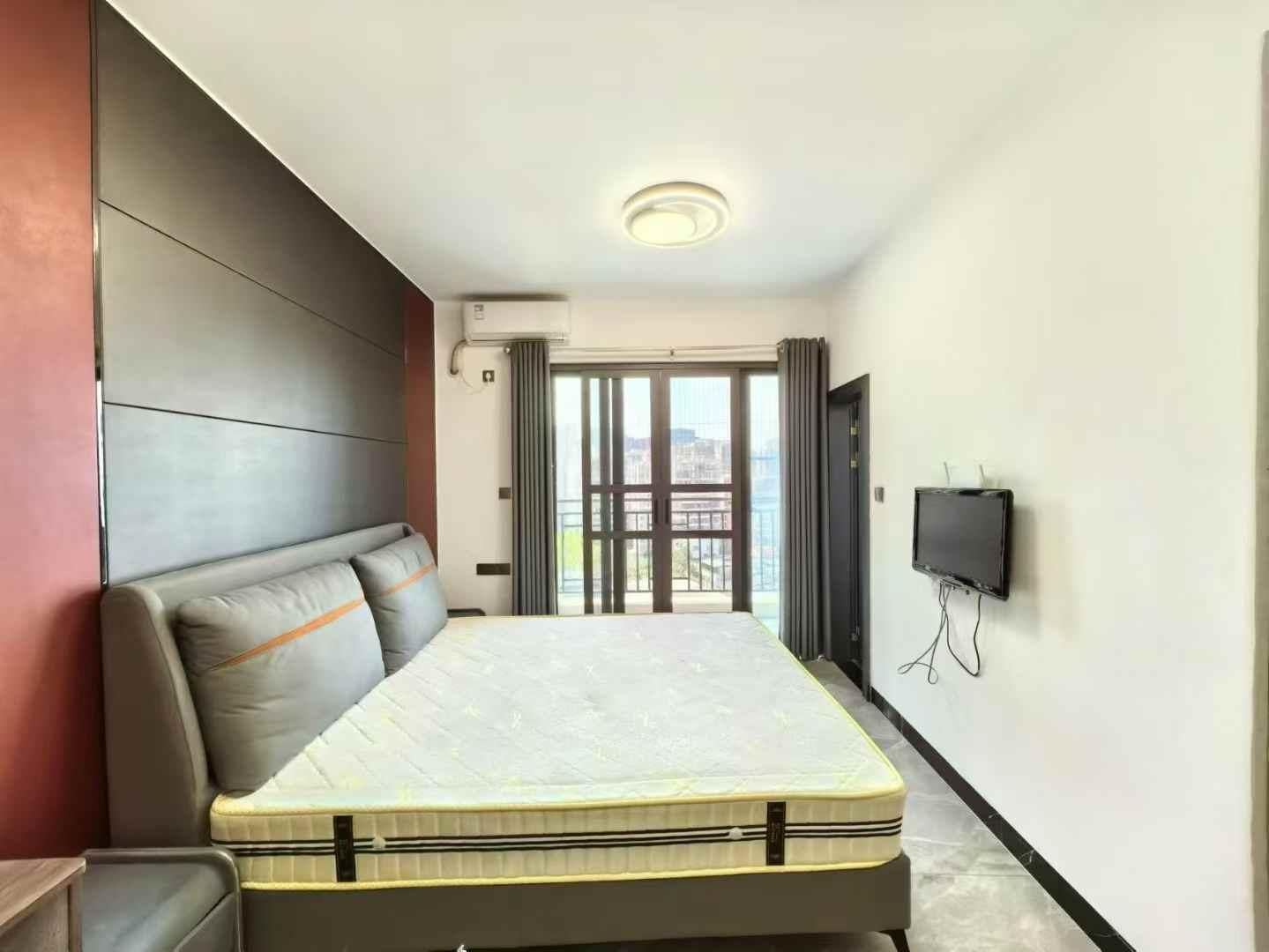 出租万象公馆公寓东南方向1.8米大床A13-1121房一年起租1400元/月