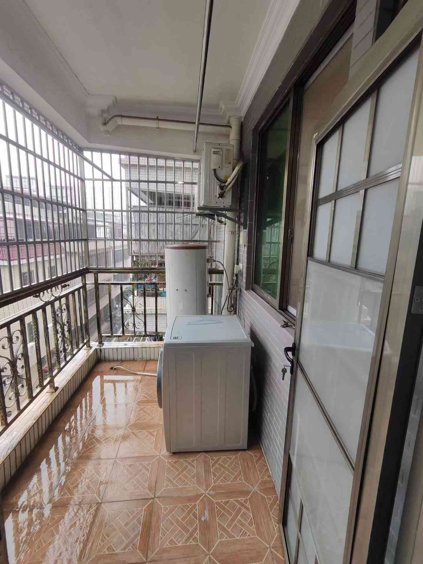 新县城公园南路人民广场附近 华侨中学旁边南馨雅苑小区 步梯4楼 3房2厅2卫2阳台 东南向 约130平方少住人 带家私家电 售46.8万(小小议价) 过户便宜.