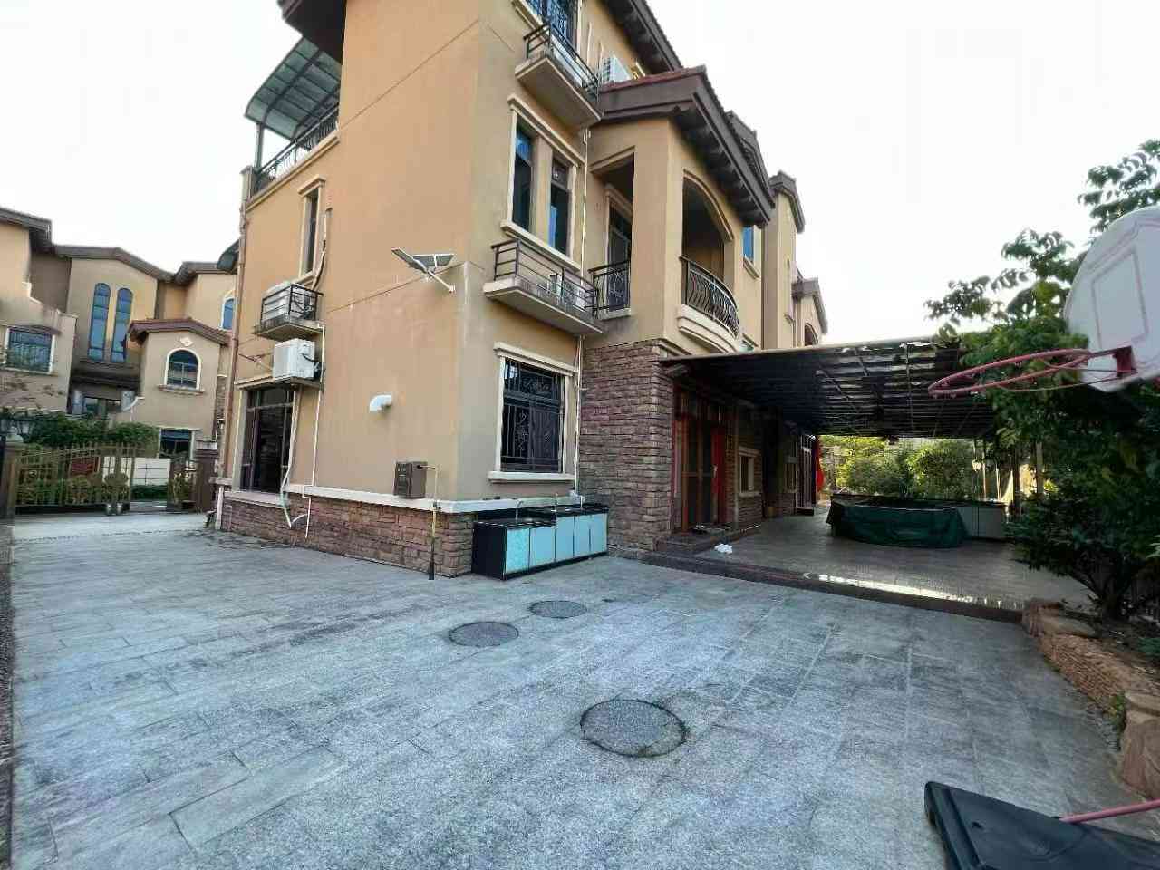 别墅出售梅江碧桂园二期双拼豪华别墅出售 拎包入住 三层总建共253平方 6房4卫 花园面积约200多平方 全屋高档装修 保养相当靓 带家私家电出售 客餐厅红木桌椅都花了30万售268万 