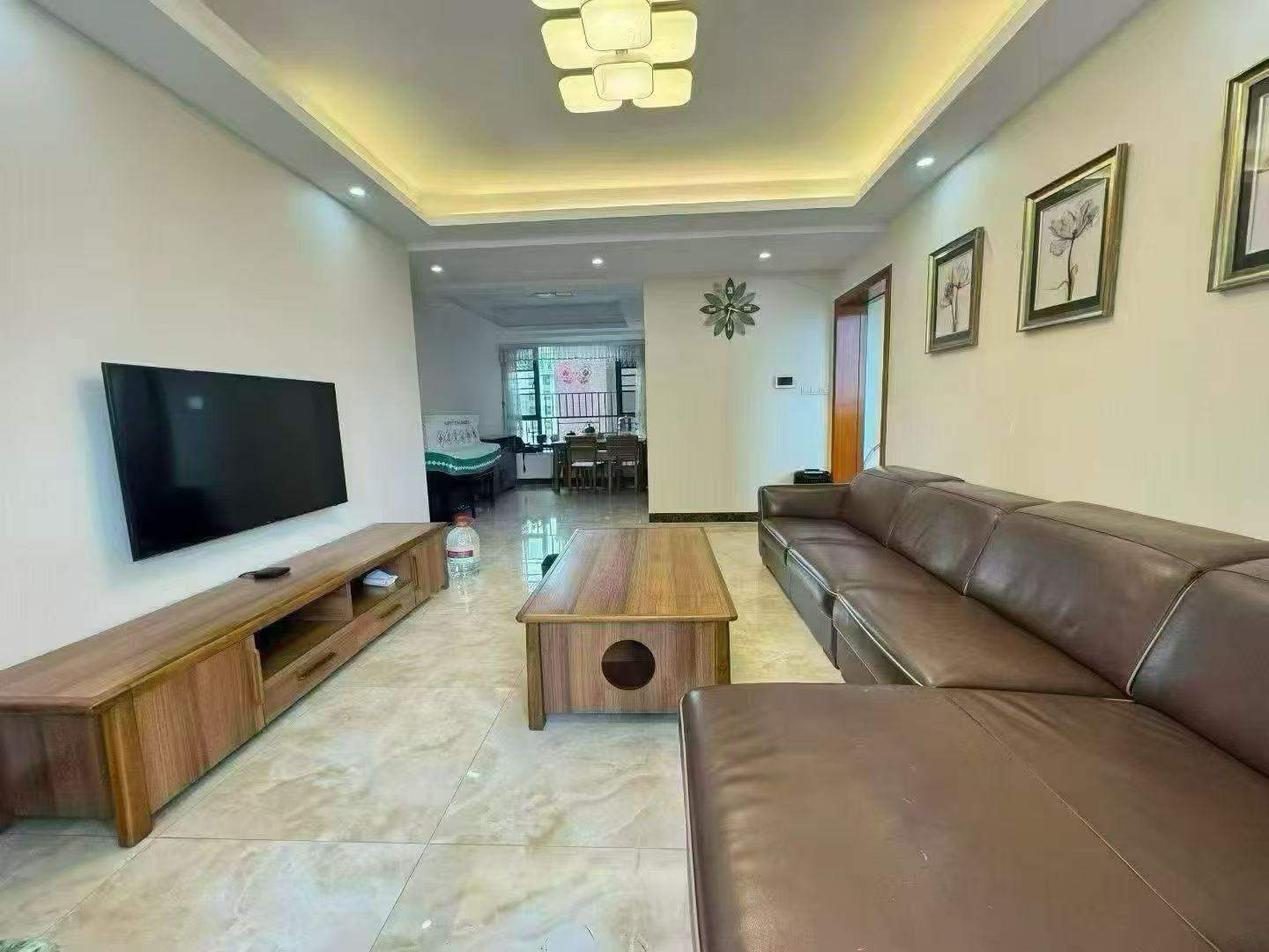 梅水路高端住宅江南御景大三房靓房江南梅水路大润发附近《江南御景》 电梯靓楼层 3房2厅2卫 证上116平 豪华装修保养十分靓 全屋高档家私家电齐全 拎包入住过户便宜 售136.8万 
