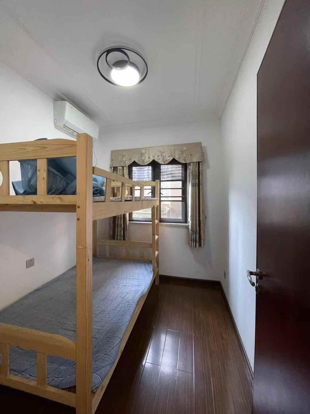 岀租富力城5期4房2厅2卫东南向中低层拎包入住租2000元方便