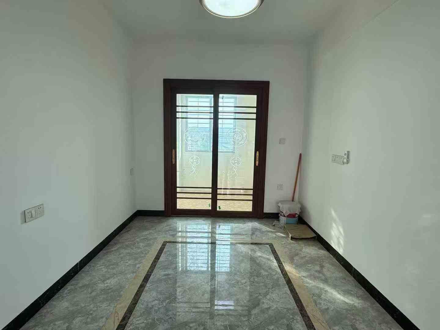 0首付可得稀有主家全新装修未住人新县城怡福名都电梯中间楼层 光线莫嫌主家全新装修未住过人 4房2厅3卫两阳台双主人房 东向望花园约135平方 满五 过户便宜 有钥匙随时看房 开价69.8万