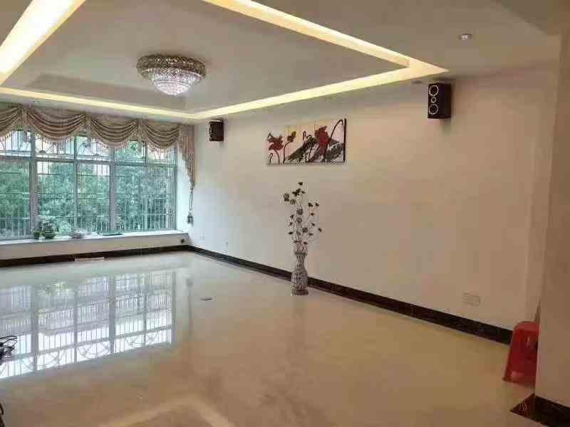 新县城新城豪苑步梯4楼 4房2厅2卫 空房 押2付一 一年起租 租1200元/月