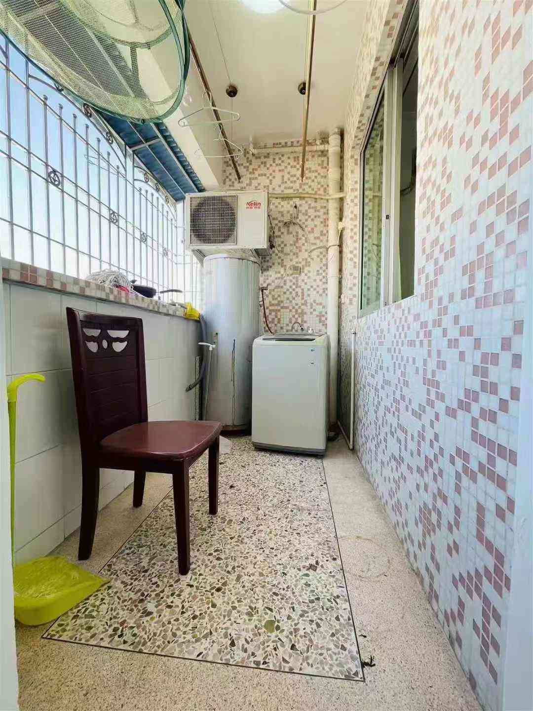 华侨城新城学校后门街道 科技路宝华派出所附近福东园小区 步梯7楼 145平方 4房2厅2卫 家私家电齐全 可拎包入住 实租800元/月 押二付一 一年起租 看房方便 