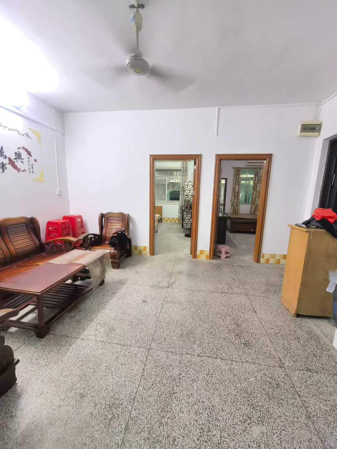 出租江南元城小学附近 步梯4楼 2房2厅1卫1阳台 保养干净整洁 有小区 停车方便 近鸿都花园 行政服务中心 美华小学 秀兰桥 租800元/月 有钥匙 看房方便