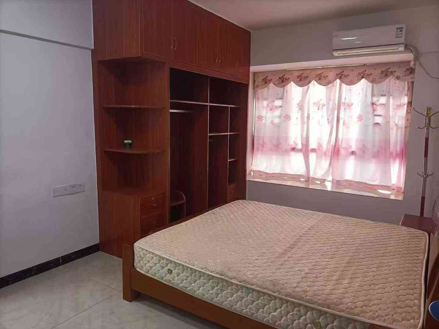 【毅新国际公馆】电梯3房出租出租新县城人民广场附近毅新国际公馆 电梯中高楼层（非顶层） 3房2厅2卫 精装修保养好 家私家电齐全 押二付一 一年起租 月租1680元/月【随时看房】 