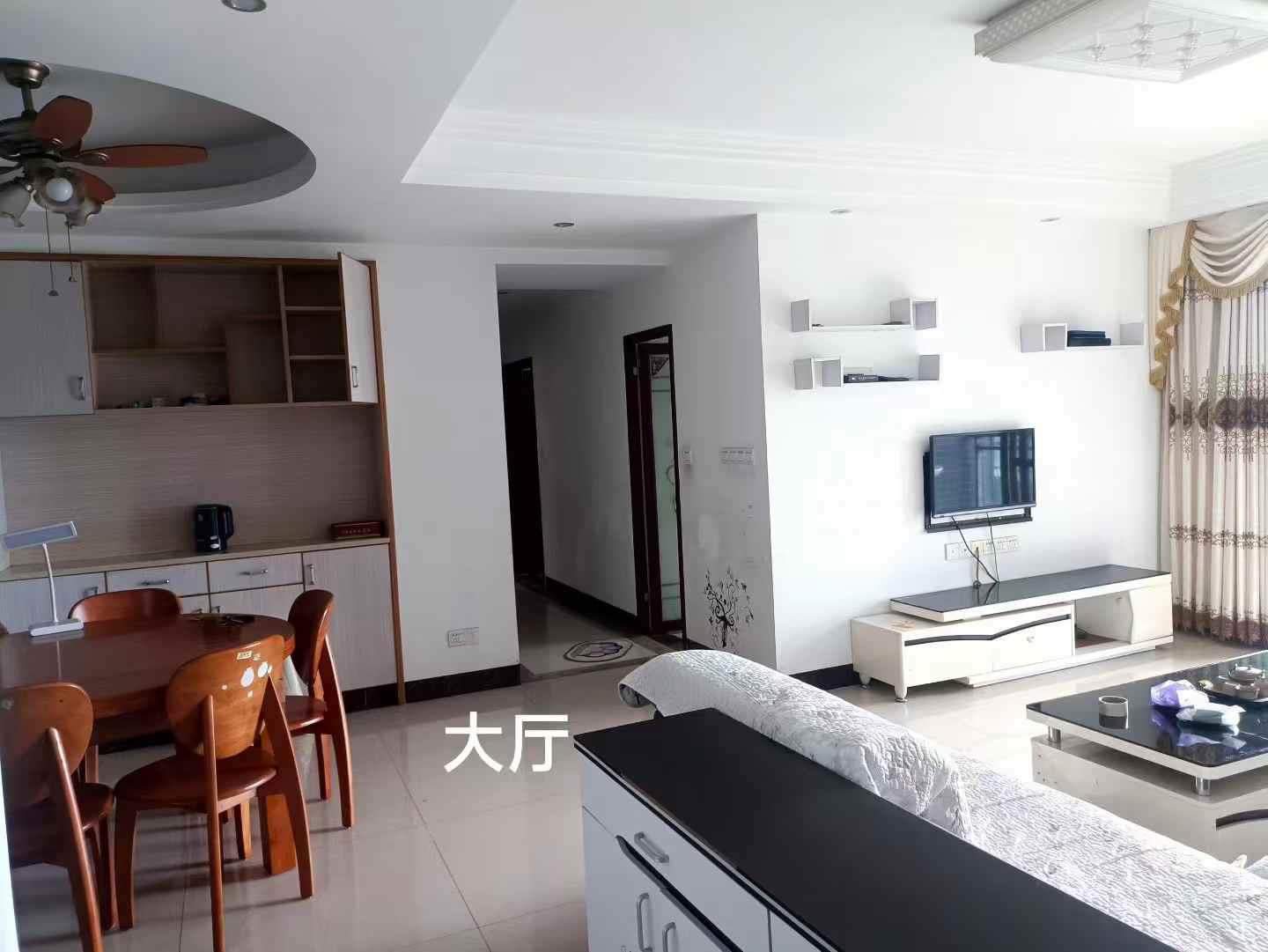 《套房出租》华侨城旺地段《锦发君城一期》电梯房中层4房2厅2卫2阳台 每月房租1900元 押金3000元 1年起租 禁止养宠物 家具家电齐全 拎包入住 包宽带 