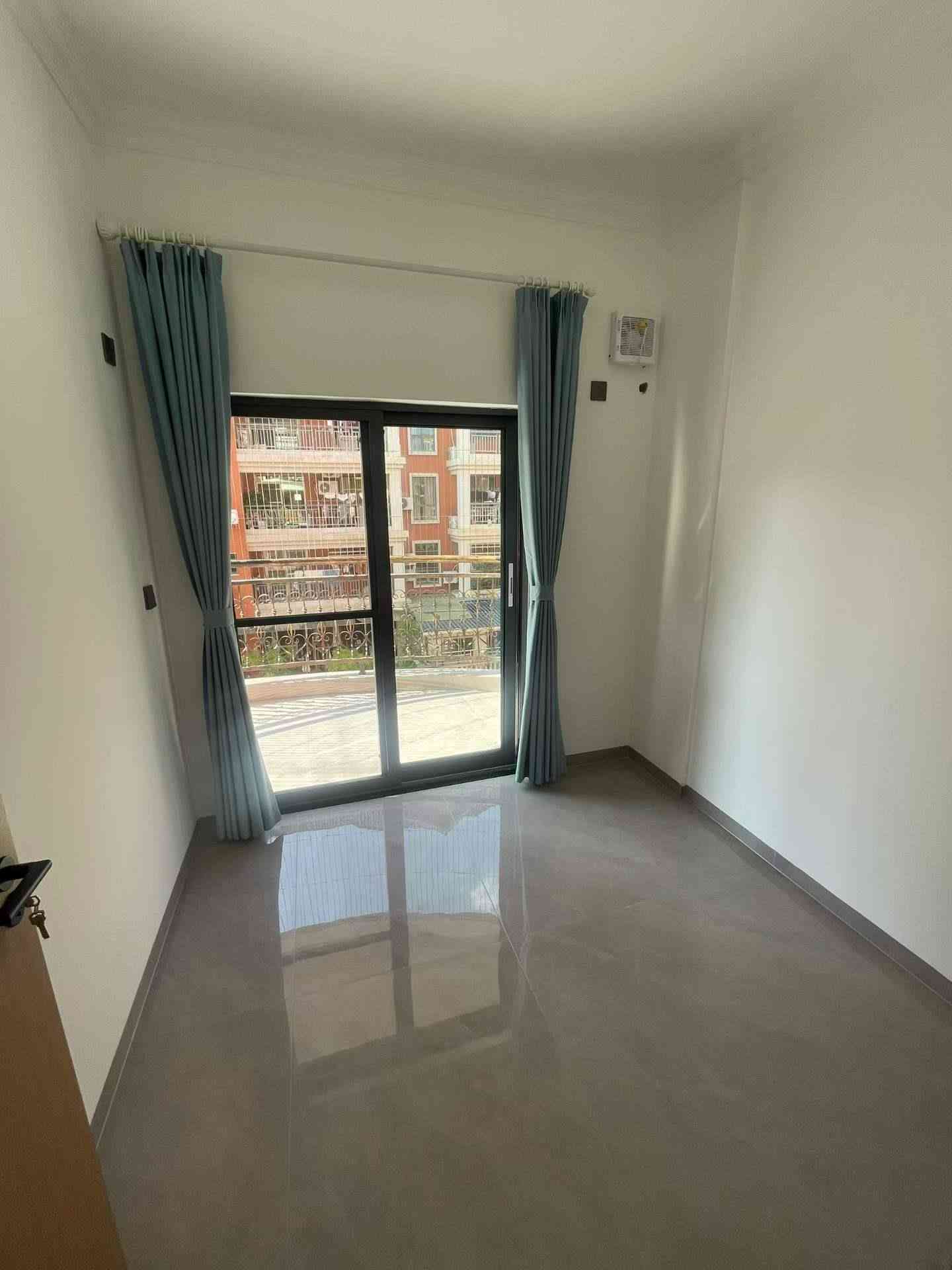 新民小学学区房鸿运豪庭A1栋505房花园小区 电梯4房2厅2卫 约120多平 动静分离 全新装修未住人 全屋定制送家私 过户便宜诚售65.8万密码看房