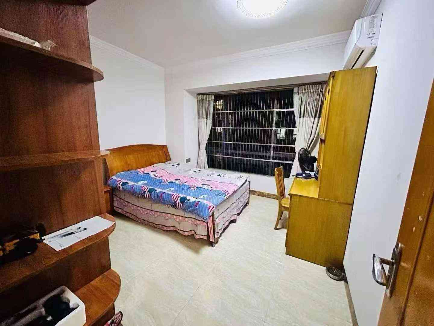 人民南路附近新民小学德兴小学学区房 新县城【圣豪园】 全屋高档装修 房屋保养十分靓 证上面积155平方左右 中高靓楼层 东南向 大4房2厅 带大部分家私家电 小小刀议价88.8万 平姐