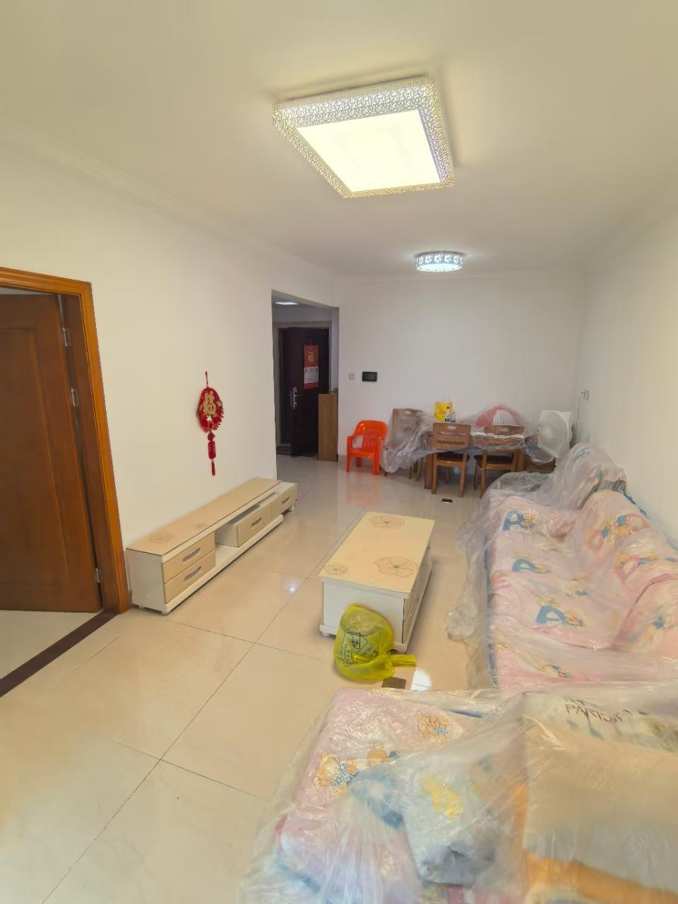 新县城“”梅花金御”2房2厅1卫2阳台 电梯中间靓楼层 极少住人 保养好 带家私家电 证上71平方  开价43.8万 看房
