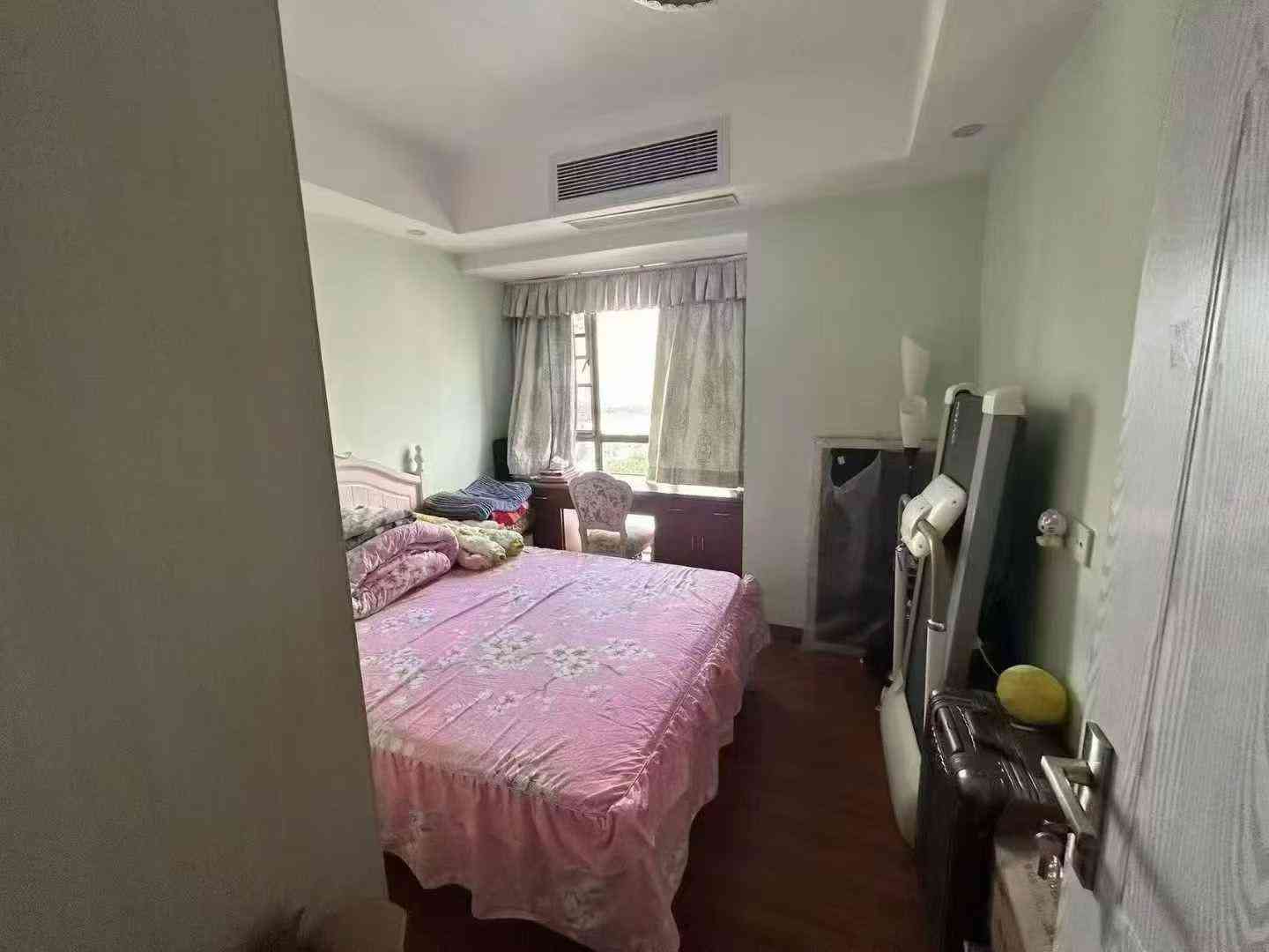 人民广场对面府前壹号新县城德兴小学附近大小区 电梯中高靓楼层 4房2厅2卫 约130平 全屋中央空调 满五 过户便宜 人民广场一步之遥 德兴小学免接送 78.8万一口价 