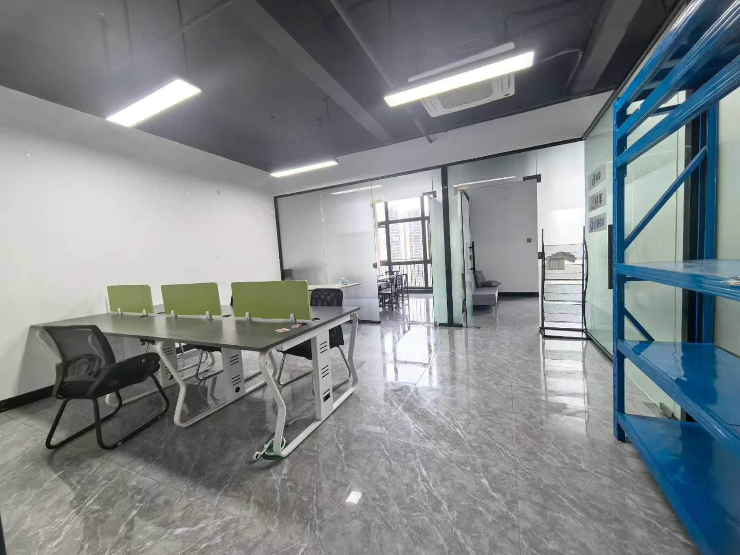 富力中心写字楼 精装修 100平 带办公桌椅 拎包办公 月租3200元（含物业费）一年起租 看房